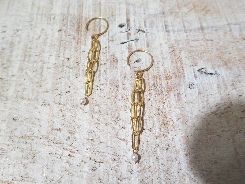 14k Gold-Plated Geometric Chain Pearl Earrings, Convertible to Clip-Ons - ต่างหู - วัสดุอื่นๆ สีทอง