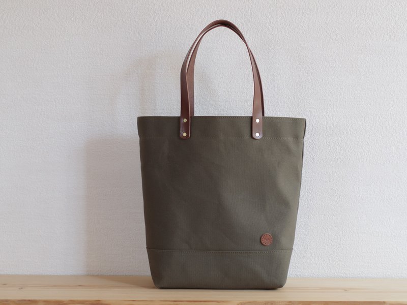 Leather handle canvas A4 vertical tote bag olive - กระเป๋าถือ - ผ้าฝ้าย/ผ้าลินิน สีเขียว