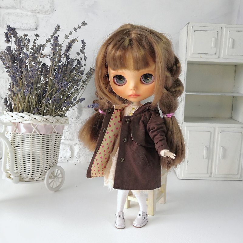 Vintage-style brown coat for Blythe doll handmade. Blythe clothes. - ตุ๊กตา - ผ้าฝ้าย/ผ้าลินิน 