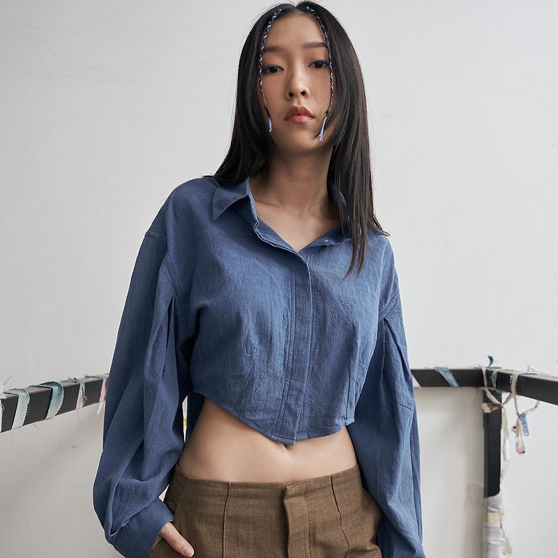 Natural Cotton Indigo Shirt Curved Hem Crop Minimal - เสื้อเชิ้ตผู้หญิง - ผ้าฝ้าย/ผ้าลินิน สีน้ำเงิน