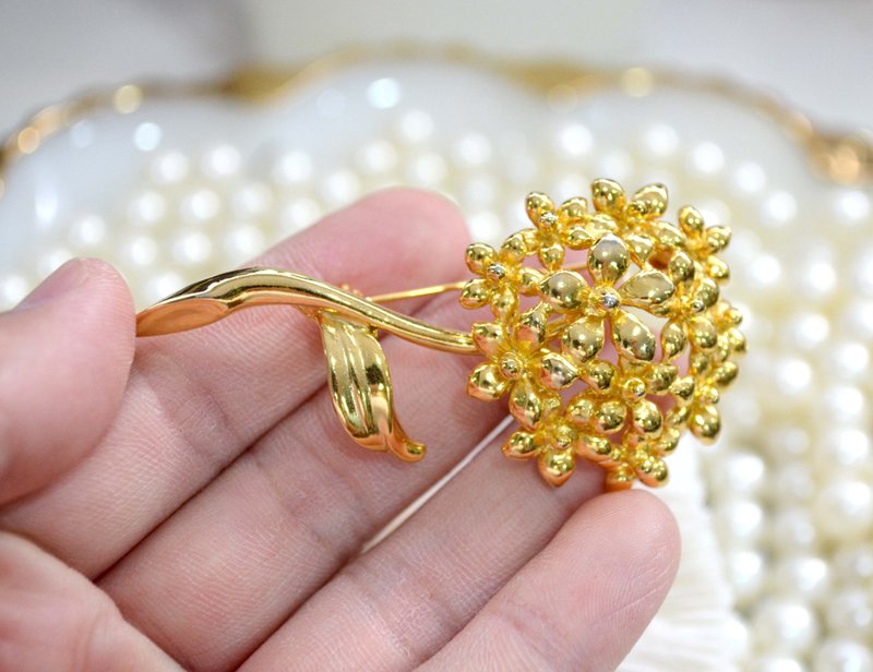 Aristocratic gold-plated portuguese and British small flower brooches, ladies and ladies, Japanese high-end second-hand vintage jewelry - เข็มกลัด - วัสดุอื่นๆ สีทอง