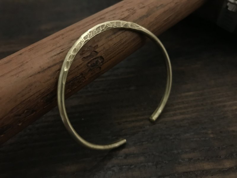 women's forged Bronze bracelet - สร้อยข้อมือ - ทองแดงทองเหลือง สีทอง