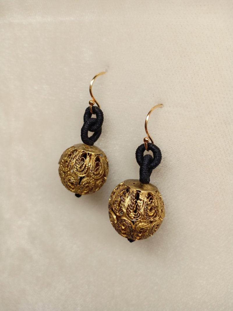 Presbyopia silk hollow gilt bead hand-knitted earrings - ต่างหู - โลหะ สีทอง