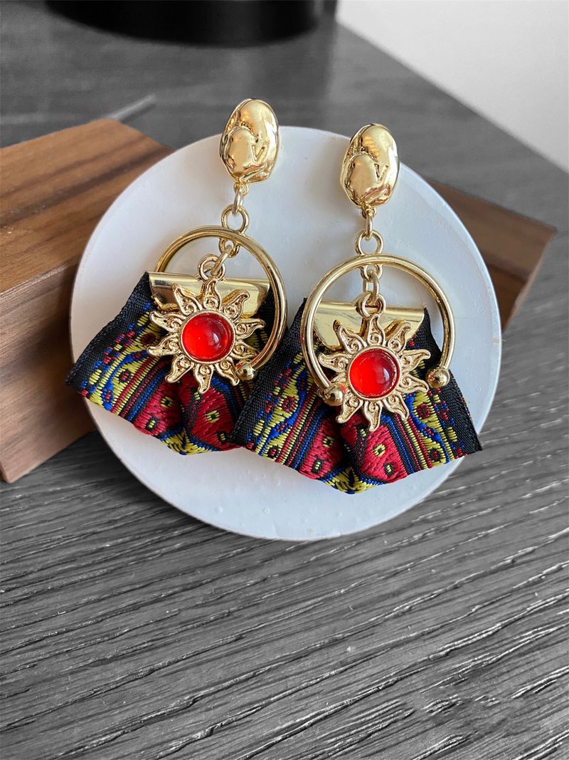 Ethnic cloth bag series-red sun earrings - ต่างหู - วัสดุอื่นๆ สีแดง