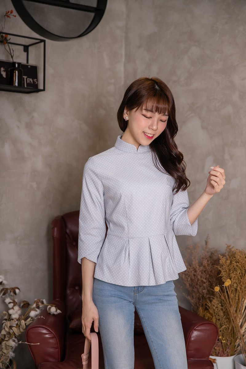 Dot stand collar three-quarter sleeve top - เสื้อผู้หญิง - วัสดุอื่นๆ สีเทา