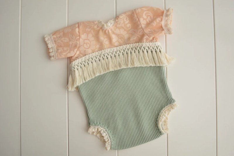 Newborn girl beige and green lace photo prop romper. Frilly onesie first picture - 其他 - 其他材質 綠色