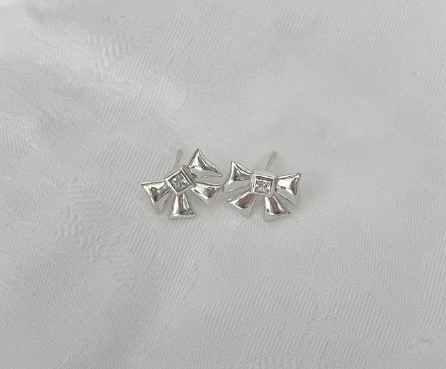 ☆HEI☆ plain cubic ribbon earring HE23WIEFG654XXFR Designer fashion, Seoul-fully created | W Concept