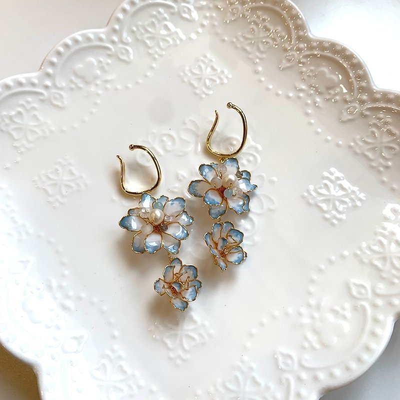 เรซิน ต่างหู สีน้ำเงิน - earrings. Apple blossom Gradient crystal flower dangling ear cuffs