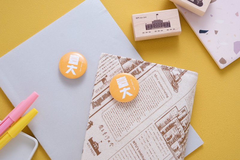 National Taiwan University Orange and Yellow Chinese Badge - เข็มกลัด/พิน - พลาสติก 