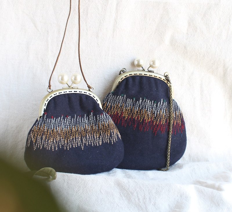Miscanthus wool mouth gold bag long Christmas gift exchange gift - Messenger Bags & Sling Bags - Wool Blue