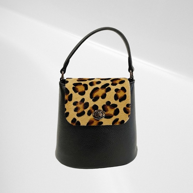 【Made in Italy】Tyra Leopard Print Horsehair Mini Hand/Shoulder Bag - กระเป๋าหูรูด - หนังแท้ สีดำ