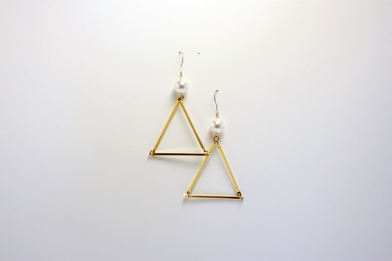 Spring triangular shape brass pearl crystal earrings - ต่างหู - โลหะ 