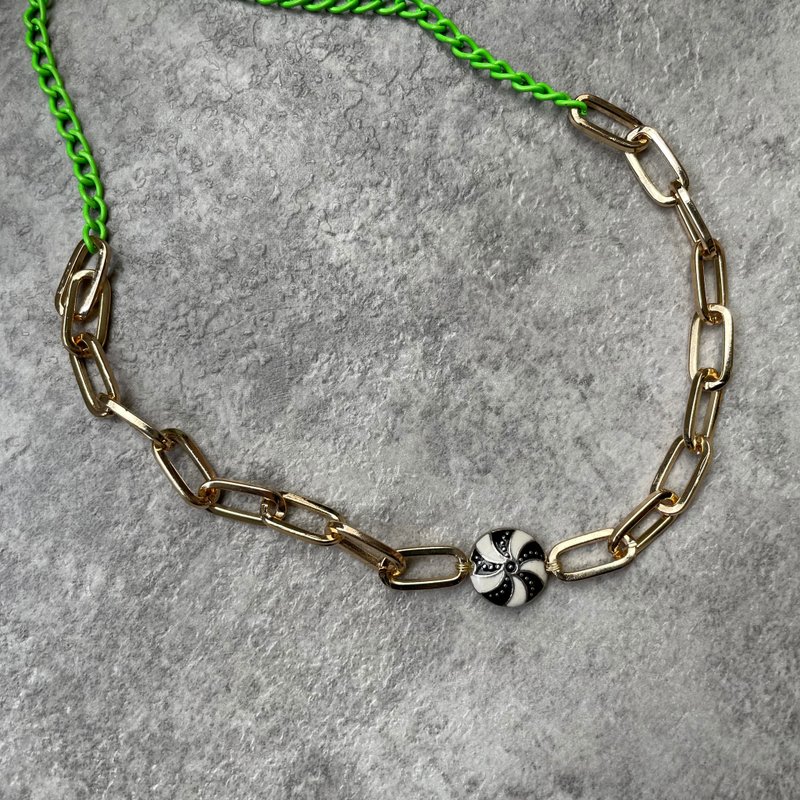 Black and White Neon Green Necklace - สร้อยคอ - โลหะ สีดำ