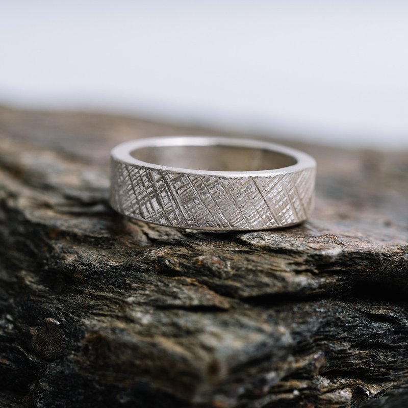 Handmade silver ring with chiseled surface (R0057) - 戒指 - 銀 銀色
