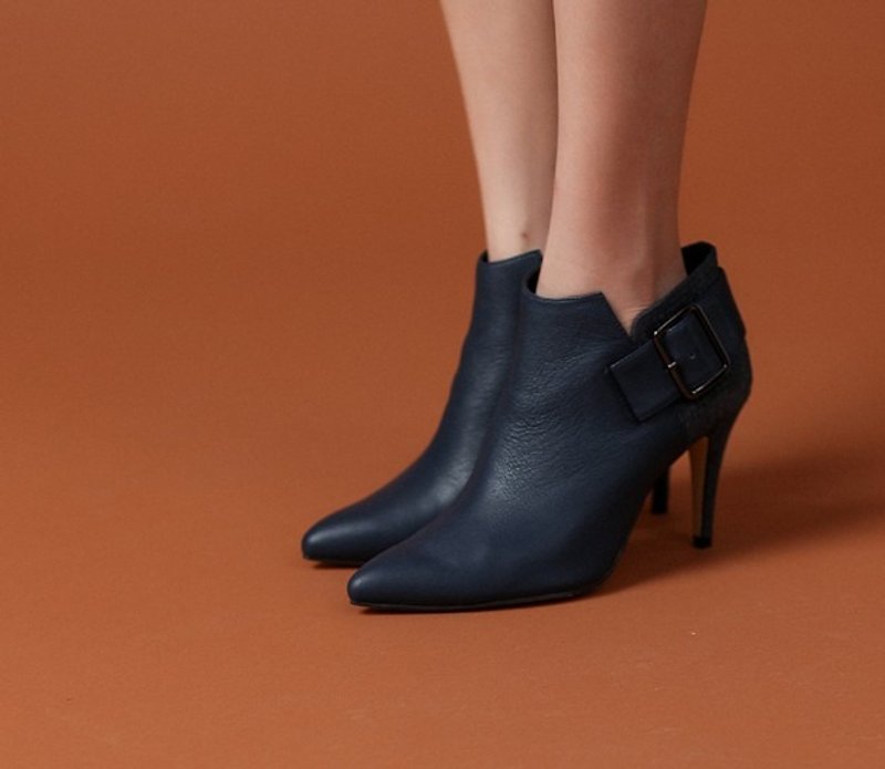 Minimalist buckle trim apex ankle boots blue - รองเท้าบูทสั้นผู้หญิง - หนังแท้ สีน้ำเงิน