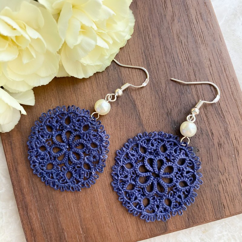 手工藍色圓花耳環 - 耳環/耳夾/耳骨夾 - 繡線 藍色