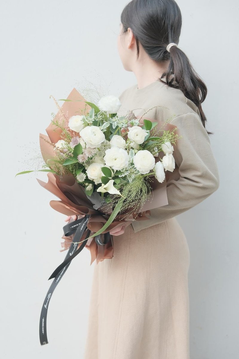 Seasonal Limited White & Green Fresh Flower Bridal Bouquet - อื่นๆ - พืช/ดอกไม้ ขาว