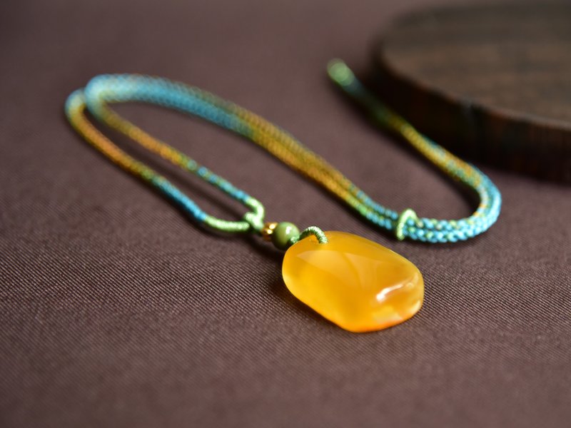【畫安】Amber天然俄料蜜蠟雞油紅平安無事牌帶原皮吊墜項鏈 - 項鍊 - 寶石 黃色