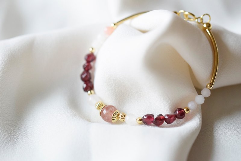 A Charmer。Strawberry Quartz Garnet Rose Quartz Pink Opal Natural Stone Bracelet - Bracelets - Crystal Red