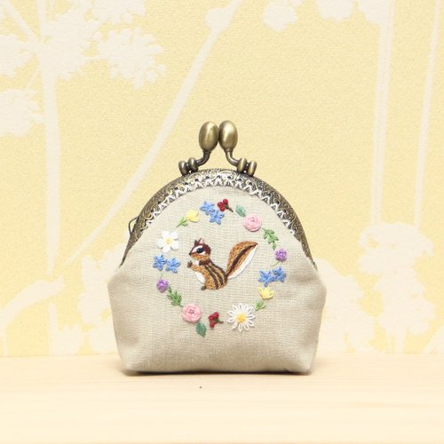 春のリースのがま口ポーチ　モリス　手刺繍　ハンドメイド f8062f43e9e3d9d5c794c957691dae