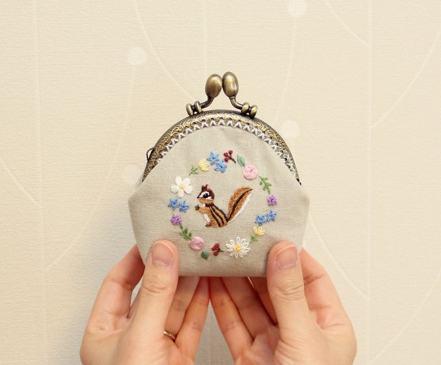 リス 刺繍 がま口 ミニポーチ 手刺繍 - ショップ Himirolis