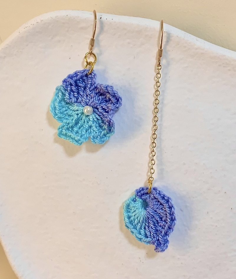 Hand-knitted micro-hook earrings, small flower and leaf asymmetrical earrings that can be clipped - Earrings & Clip-ons - Cotton & Hemp 