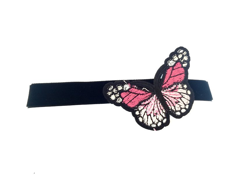 "Pink Electric Embroidered Butterfly Necklace" - สร้อยคอ - หนังแท้ สึชมพู