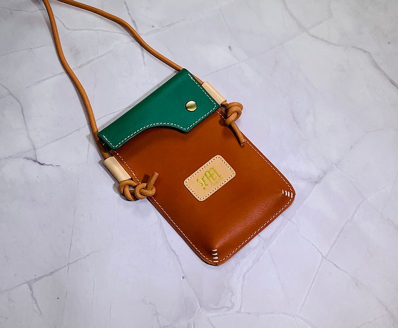 Yes Me handmade exclusive design style mobile phone crossbody bag Italian 100% pure leather - อื่นๆ - หนังแท้ สีเขียว