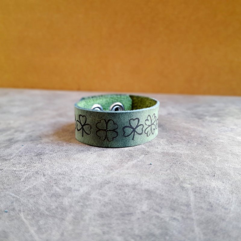 Khaki Green Leather Bracelet with lucky shamrocks and clovers - สร้อยข้อมือ - หนังแท้ สีเขียว