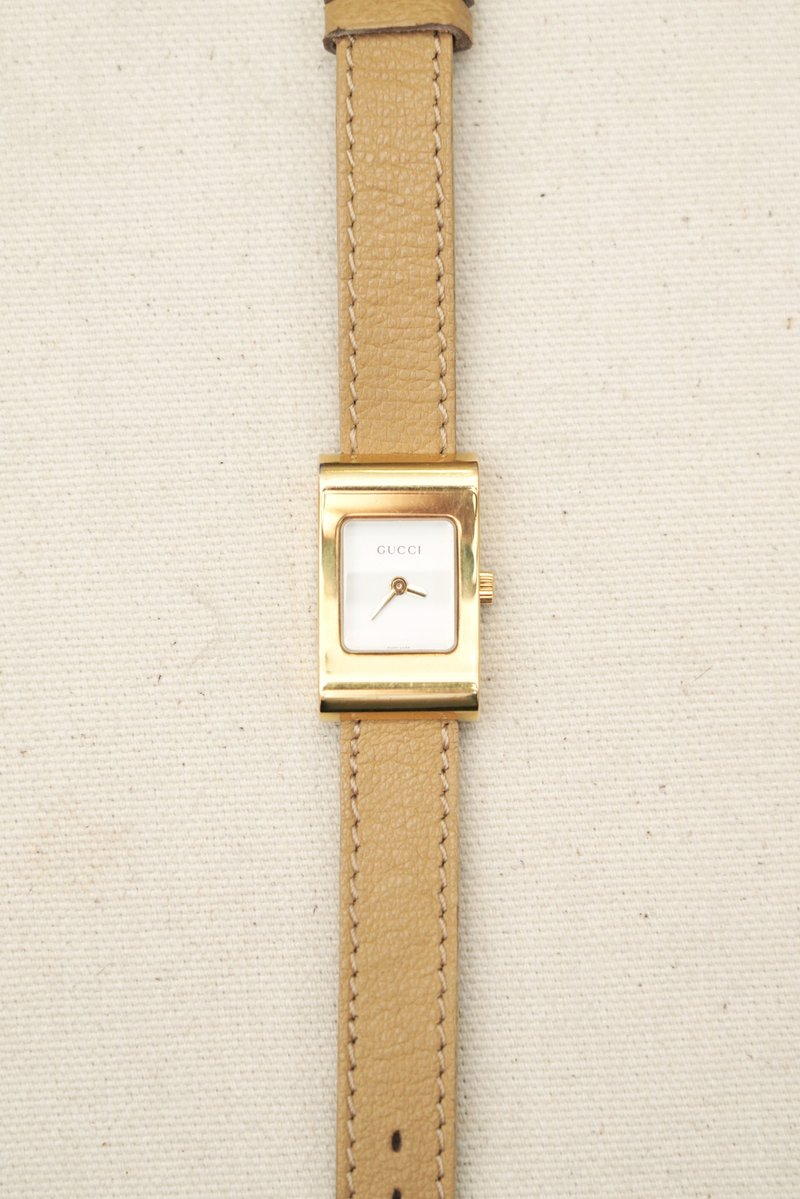 A ROOM MODEL - Vintage Gucci gold rectangular antique watch - Women's Watches - Precious Metals Gold