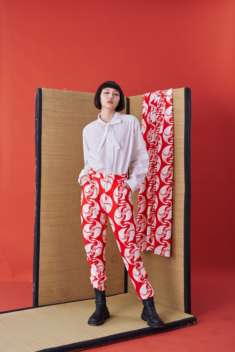 Japanese Crest White Crane Print Suit Trousers(Red  print) - กางเกงขายาว - เส้นใยสังเคราะห์ สีแดง