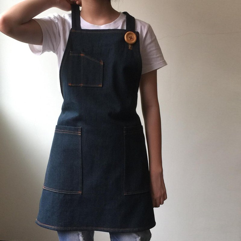 Excellent slimming effect/wooden buttons/neck adjustment/thin straps/work apron - Aprons - Cotton & Hemp Blue