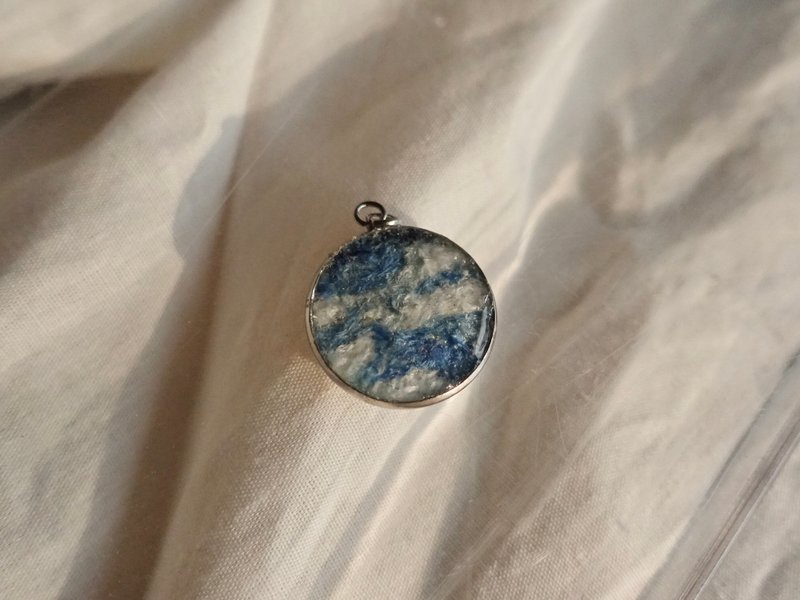 Cloudy sky, pendent from left over thread and resin - 項鍊 - 樹脂 
