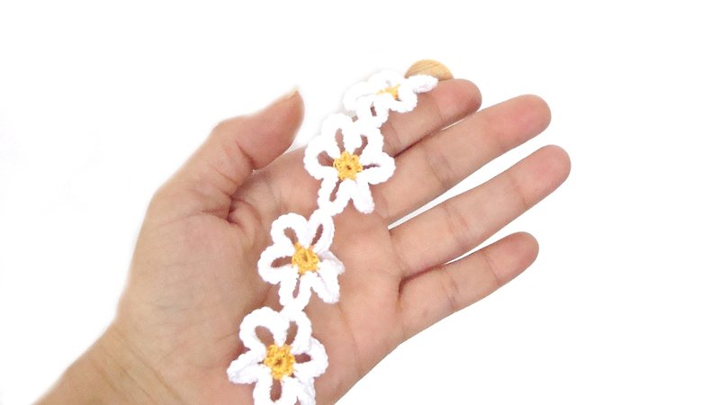 Daisy flower bracelet crochet , fiber textile jewelry, white daisy crochet bracelet, floral textile jewlery, daisy flowers bracelet, - 手鍊/手環 - 棉．麻 白色