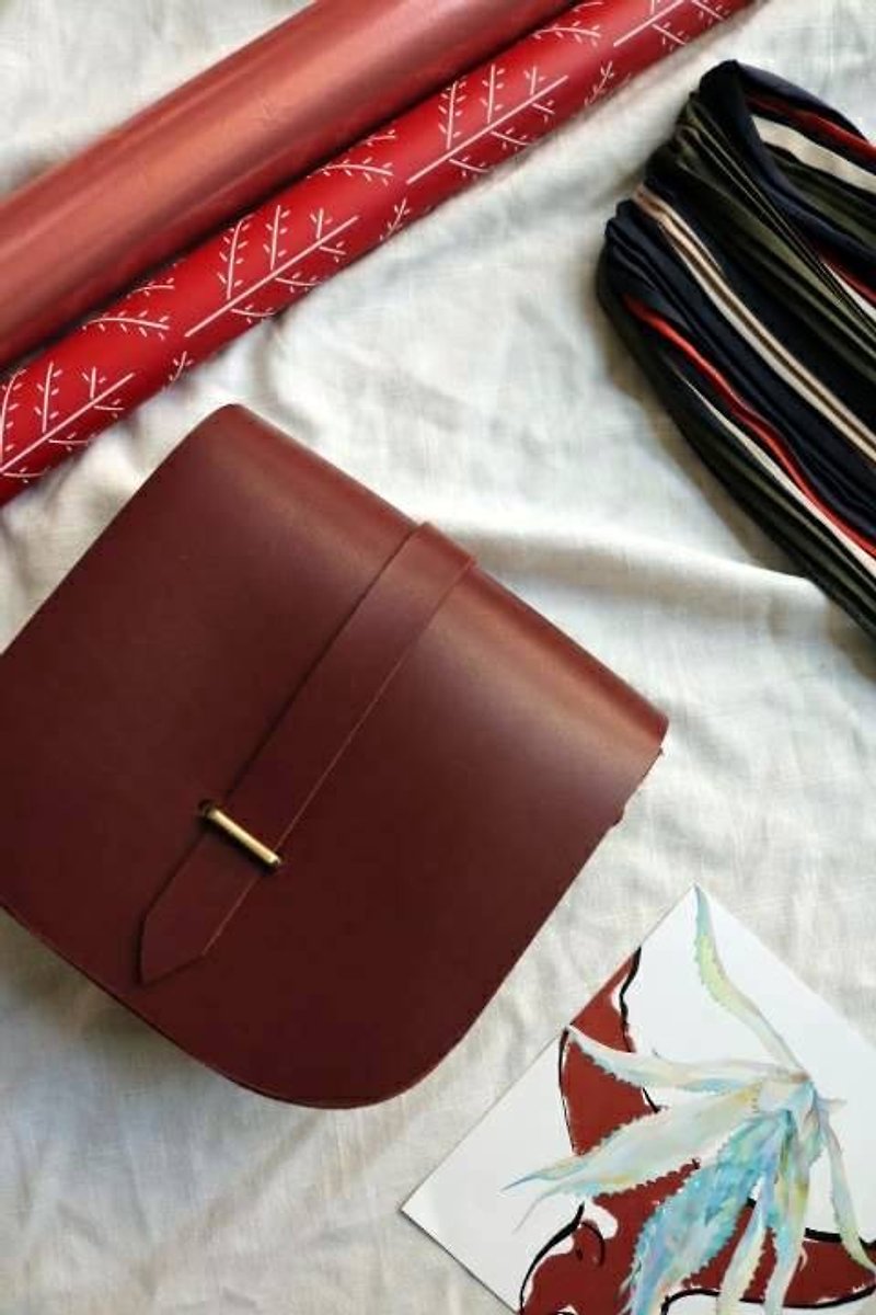 Bordeaux Bag - Burgundy red vegetable tanned cowhide bag - Messenger Bags & Sling Bags - Genuine Leather 