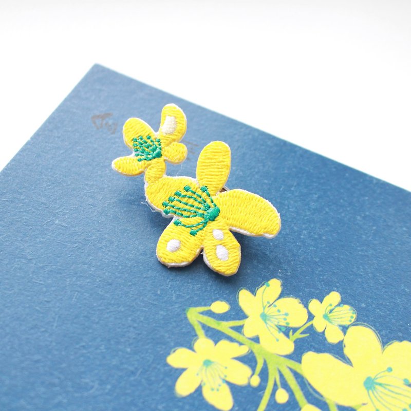 Golden Shower Flower | Embroidered Brooch - Brooches - Thread Yellow