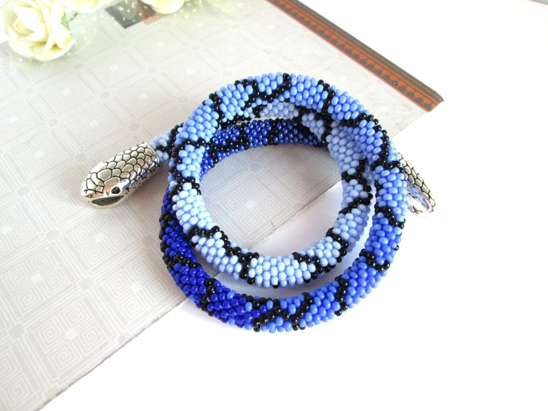 Snake necklace bracelet Bead crochet snake Blue Very Peri Color Cornflower Blue - 手鍊/手環 - 其他材質 藍色