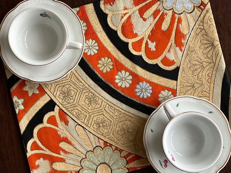 Gorgeous kimono obi doily vase mat - ผ้ารองโต๊ะ/ของตกแต่ง - ผ้าไหม สีทอง