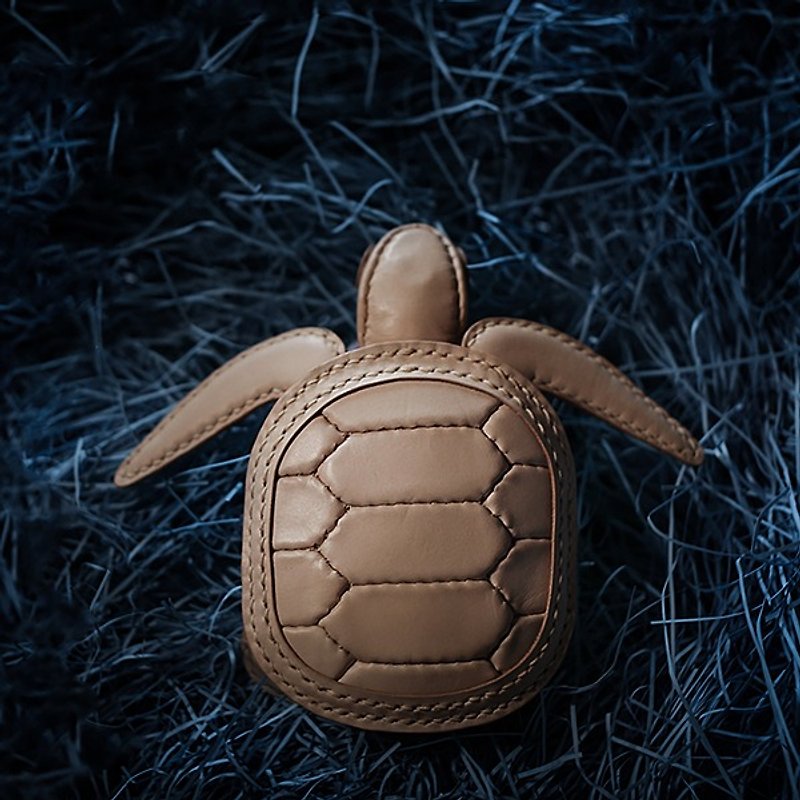 ONE+ Signature Limited Sea Turtle Coin Purse Vegetable Tanned Leather Ocean Turtle Bag - กระเป๋าใส่เหรียญ - หนังแท้ สีนำ้ตาล