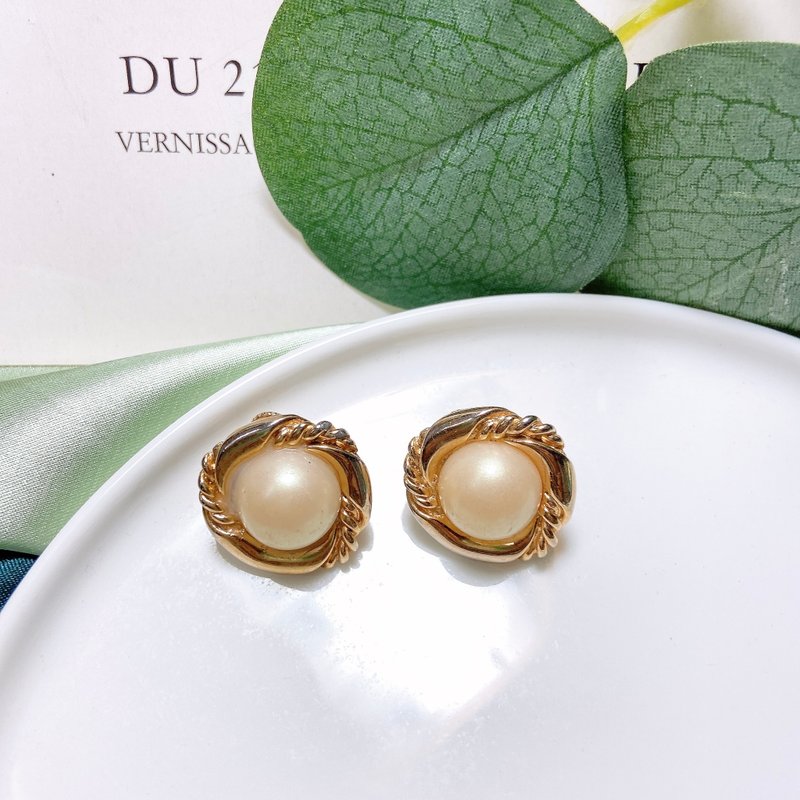 [Western Antique Jewelry] 1928 Victorian Curly Carved Pearl Earrings and Clip-On - ต่างหู - เครื่องประดับ สีทอง