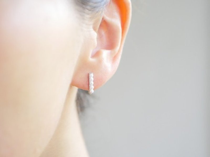 Tiny Pearl Stick Earrings (Silver) - ต่างหู - เครื่องเพชรพลอย 