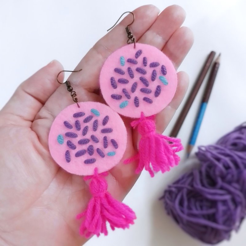 Colorful Cute free-form dangle earrings design with hand-stitching on hard felt - 耳環/耳夾/耳骨夾 - 其他材質 粉紅色