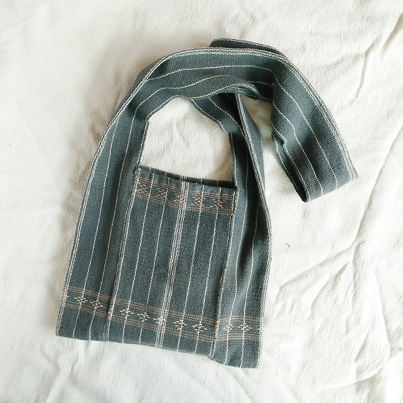 Karen shoulder bag M / indigo gray / plant dyeing, hand-woven, hand-sewn / cotton - กระเป๋าแมสเซนเจอร์ - ผ้าฝ้าย/ผ้าลินิน สีเทา