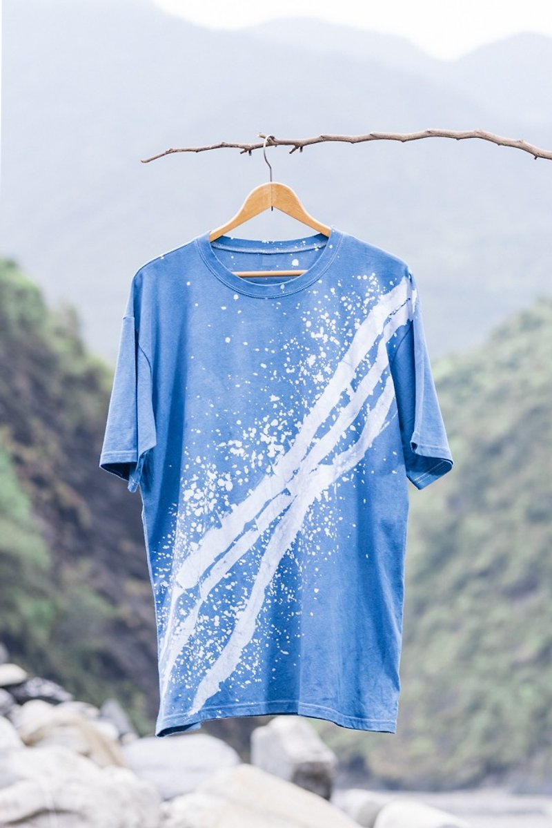 Free dyeing isvara handmade plant blue dyed universe series 2 cotton T-shirt - Women's T-Shirts - Paper Blue