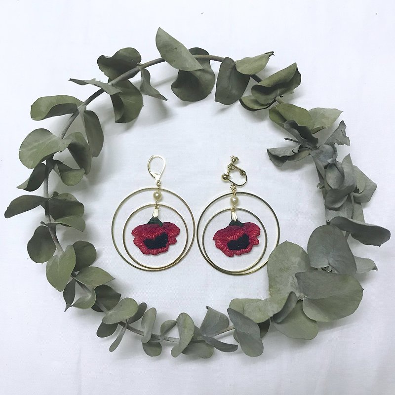 Flower star hand embroidery earrings - ต่างหู - งานปัก สีแดง