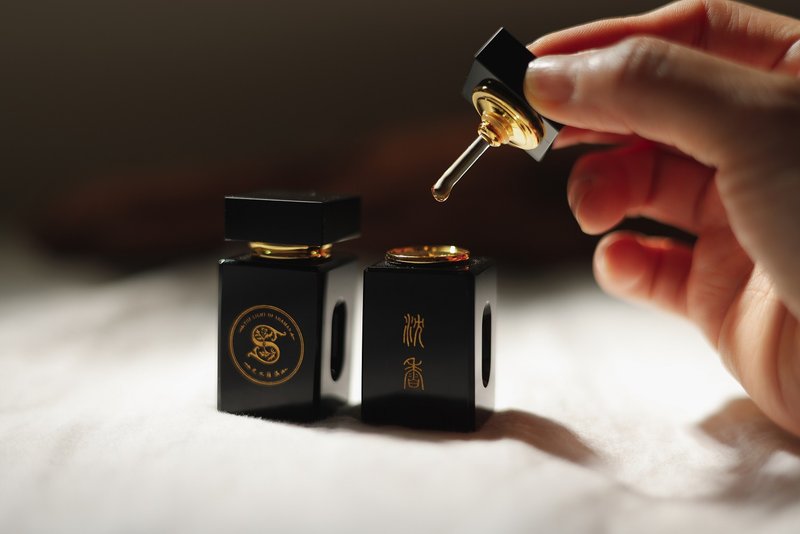 Guaranteed 100% pure natural Indonesian Dalagan 100% distilled agarwood oil 1ml - น้ำหอม - วัสดุอื่นๆ สีนำ้ตาล