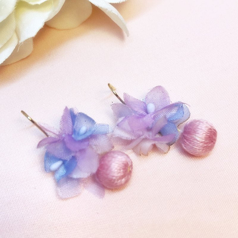 Mini Hydrangeas Fabric Flower Earrings - ต่างหู - ผ้าไหม 