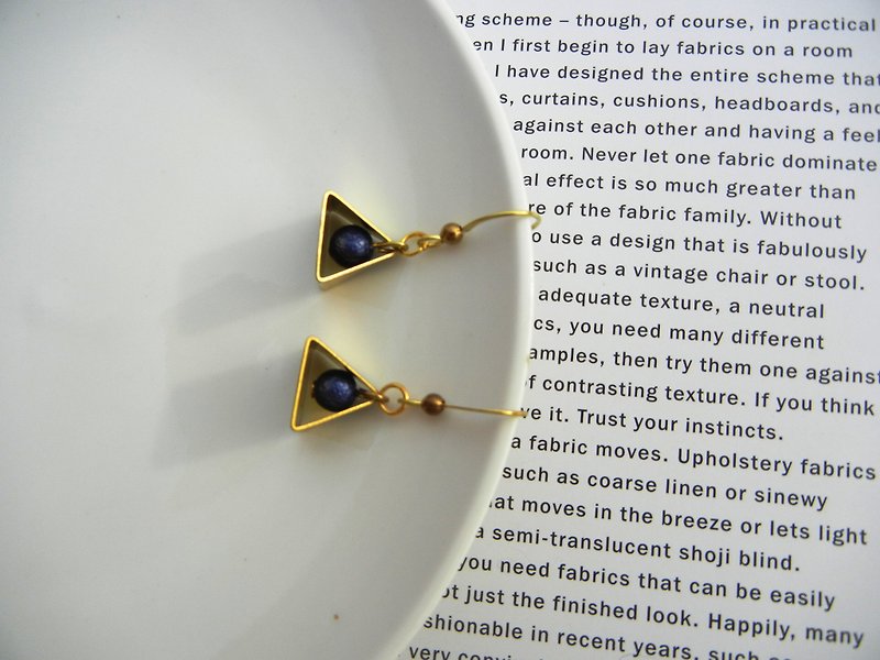 *coucoubird*Small planet/earrings in a three-dimensional triangle - ต่างหู - โลหะ สีทอง