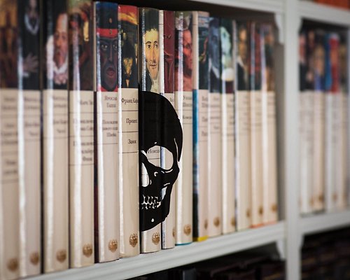 Design Atelier Article Skull Book Divider or Stand Up Bookmark // Free worldwide shipping //