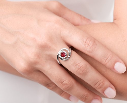 Majade Jewelry Design 紅寶石螺旋求婚戒指 14k金獨特結婚戒指 極簡鴿血紅另類訂婚指環